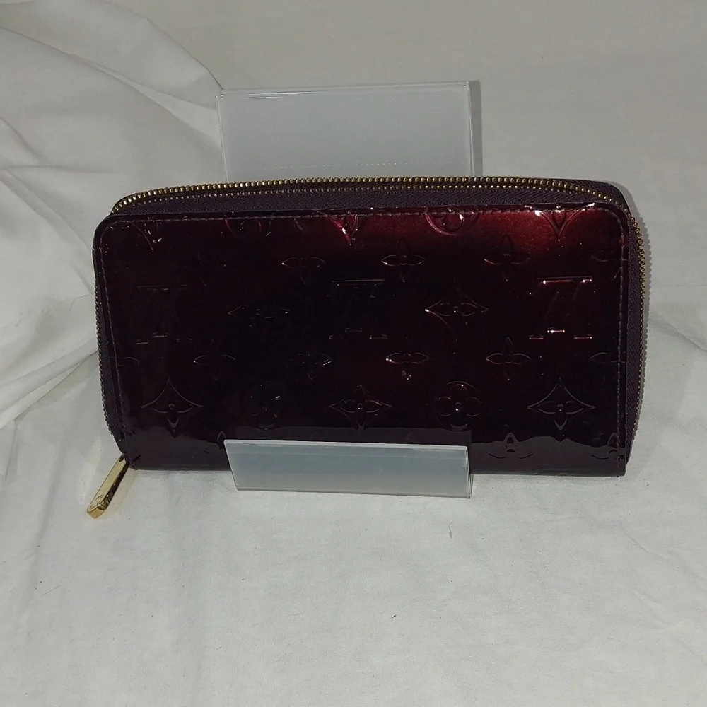 Authentic Louis Vuitton Amarante Vernis Zippy Wallet Organizer